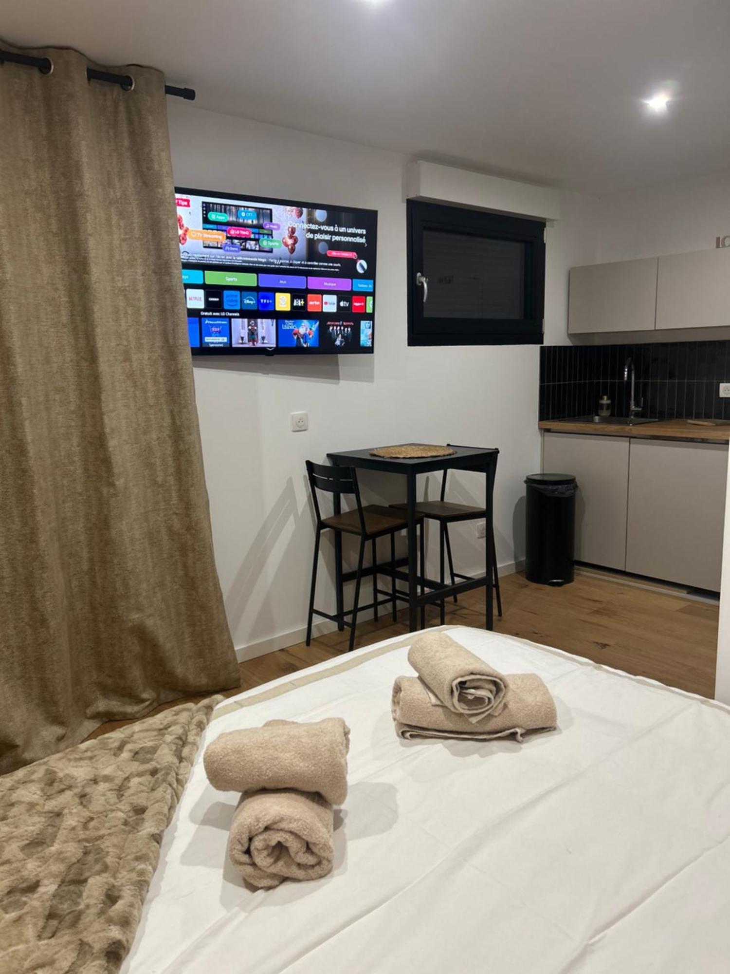 Studio Prestige Avec Terrasse Le Chene Dore Au Coeur Du Centre Touristique Cite Des Loisirs 200 M Du Galaxie,Face Au Snowworld Parking Gratuit Privatif Amnéville Extérieur photo
